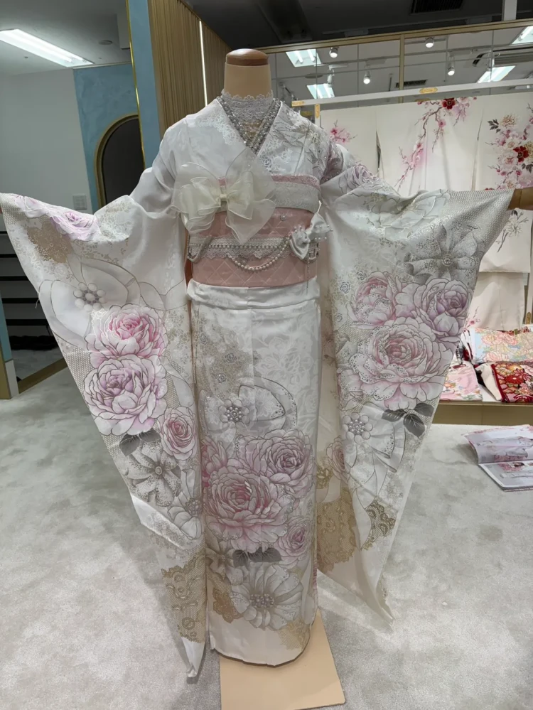 振袖レンタル　成人式　なんば　心斎橋　天王寺　大阪　人気ヘップバーン最新作　コスメカラー　白ピンク　薔薇柄/リボン柄　一番かわいい　ガーリー　キラキラ　スワロフスキー・パール付き　香音