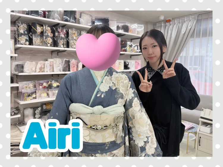 くすみ水色の可愛い振袖を試着しているお客様の様子