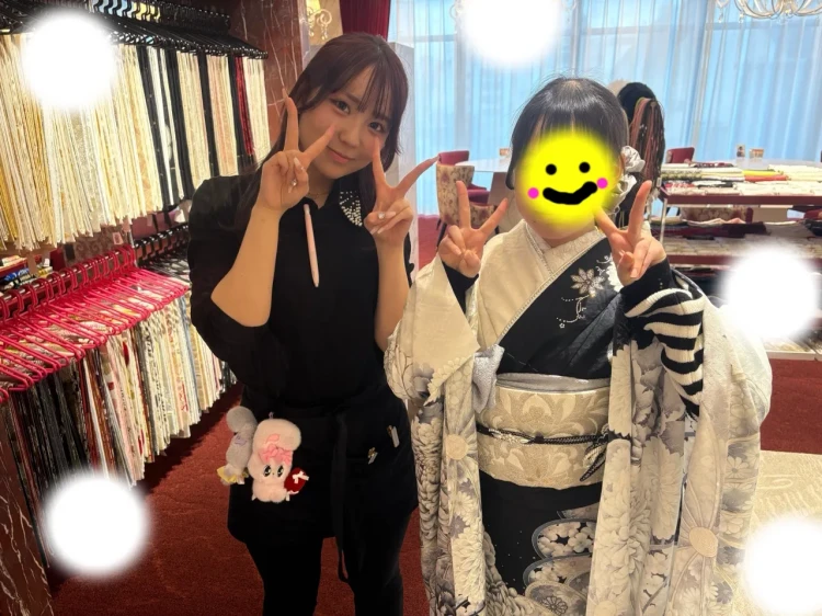 タカゼン東京表参道店で九重✖中村理沙のきれいめ黒と白のメーカーブランドのお振袖を試着するお客様の様子　成人式向けレンタル振袖