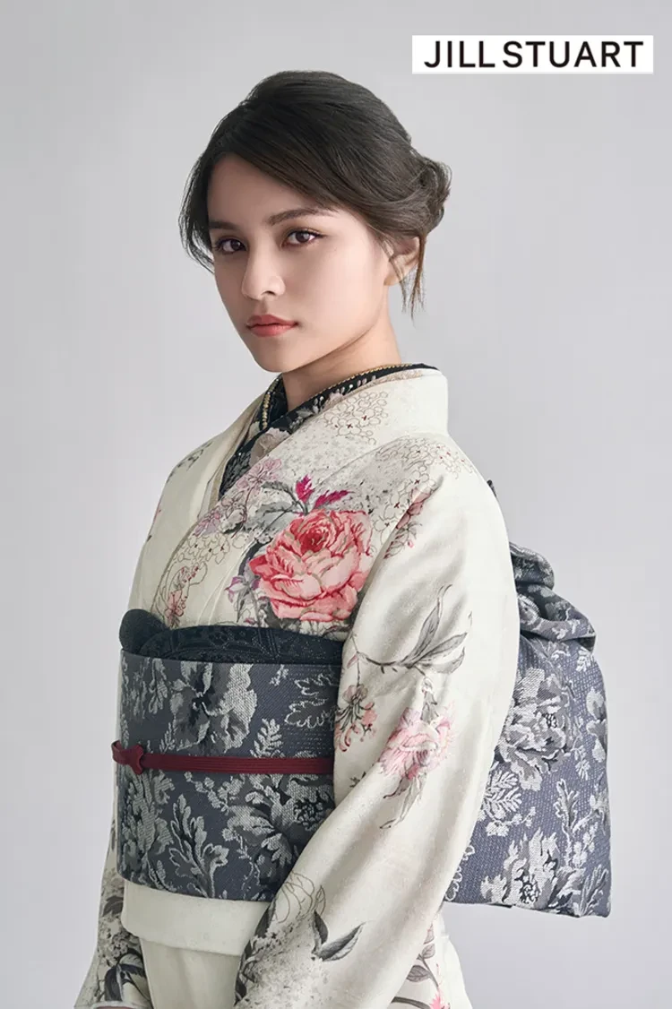 TAKAZENのレンタル振袖 JILL STUARTブランド振袖　淡い色/オフホワイト　チェルシーガーデン　かわいい　洋風　おしゃれ　フェミニン【通販可】K1313