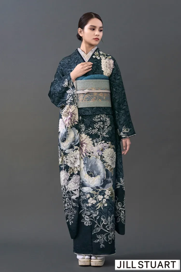 TAKAZENのレンタル振袖 JILL STUARTブランド振袖 ネイビー ピオニー 大人っぽい ブルーベース 洋風 おしゃれ きれいめ【通販可】K1315