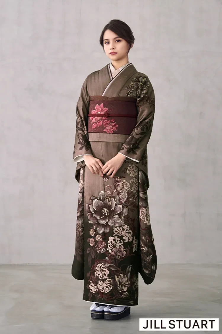 TAKAZENのレンタル振袖 JILL STUARTブランド振袖　ブラウン/茶色　ラナンキュラス　おしゃれ　人とかぶらない　ダスティーカラー　大人っぽい【通販可】K1318