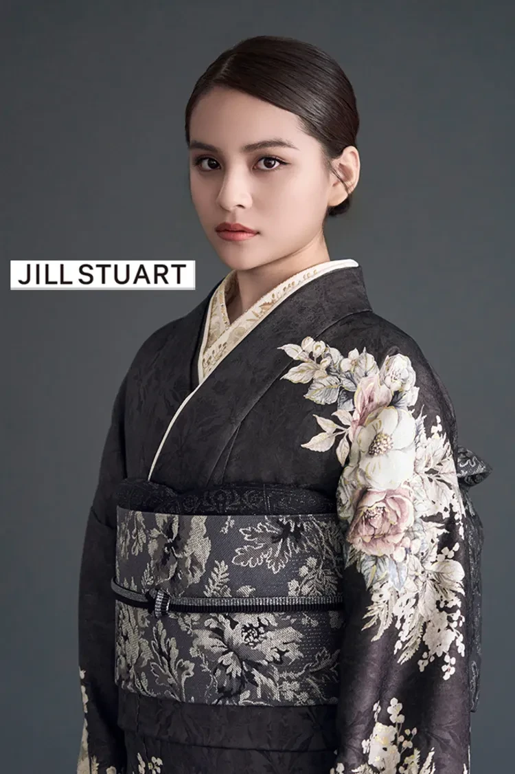 TAKAZENのレンタル振袖 JILL STUARTブランド振袖　グレー/ダスティー　ミモザ　大人っぽい　洋風　エレガント　人とかぶらない【通販可】K1323