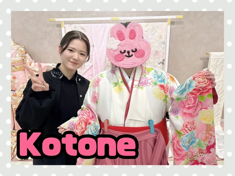 奈良店でガーリーなバラ柄の袴を試着するお客様の様子