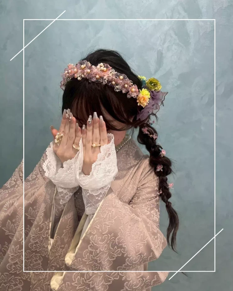 卒業式オススメヘアアレンジ　お花の髪飾りを使用したあみおろしヘアアレンジ　カワイイ髪飾りをお探しの方はTAKAZEN神戸旧居留地店