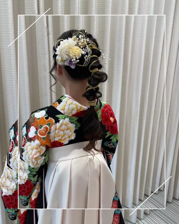 卒業式にオススメのヘアアレンジご紹介　水引き編みおろしアレンジ　流行りの髪飾りをお探しの方はTAKAZEN神戸旧居留地店