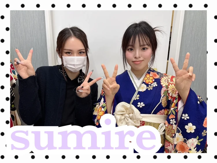 TAKAZEN橿原店にご来店頂いた古典柄振袖ご試着しているお客様