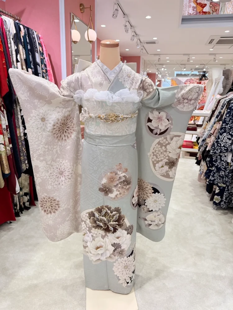 姫路市のミントグリーンの大柄牡丹柄の安かわ振袖