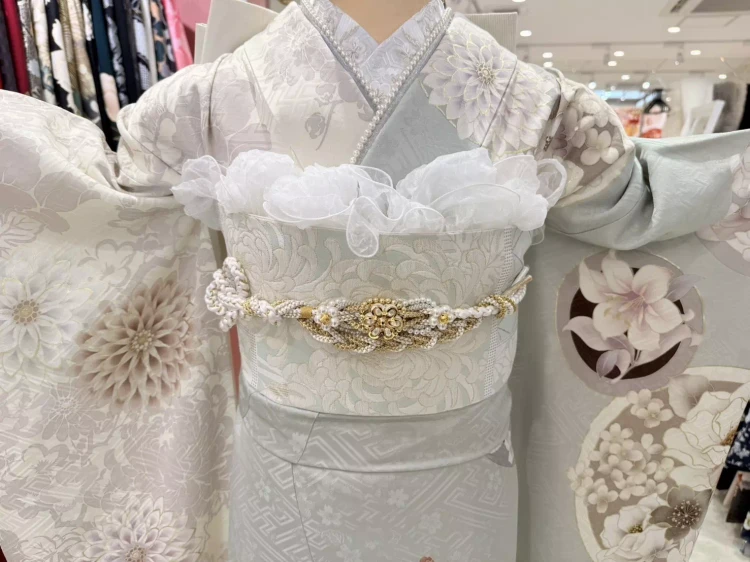 TAKAZEN姫路店　振袖　成人式　古典柄　着物メーカーブランド　安カワ　淡い色