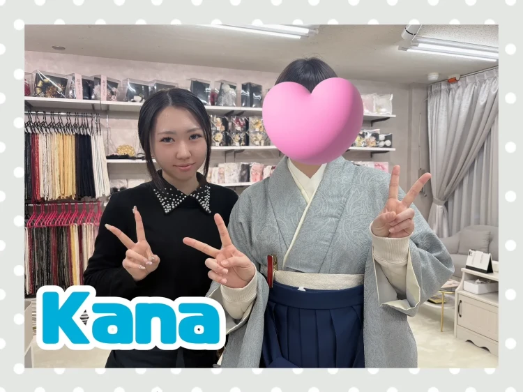 奈良店でくすみ系水色の小振袖に紺色の卒業式袴をご試着されるお客様のご様子