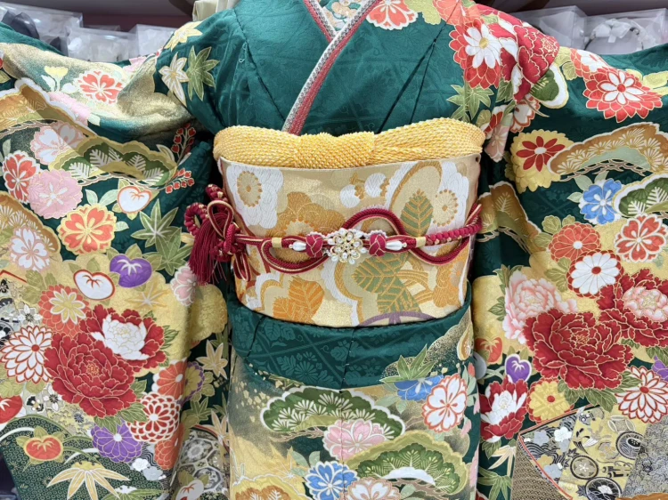 TAKAZEN姫路店　振袖　成人式　姫路市　プレミアム古典　緑色　金駒刺繍　豪華　華やか