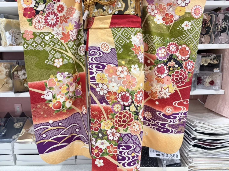 TAKAZEN姫路店　姫路市　成人式　振袖　古典柄　秋のイメージ　赤地　紅葉