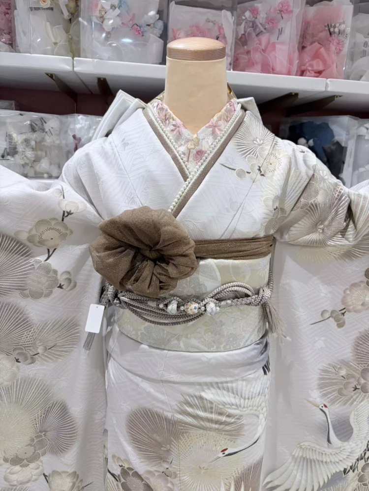 TAKAZEN姫路店のグレー系くすみカラーで松柄・鶴柄が入ったエレガントなお振袖　パールやラメを合わせた大人っぽいお振袖