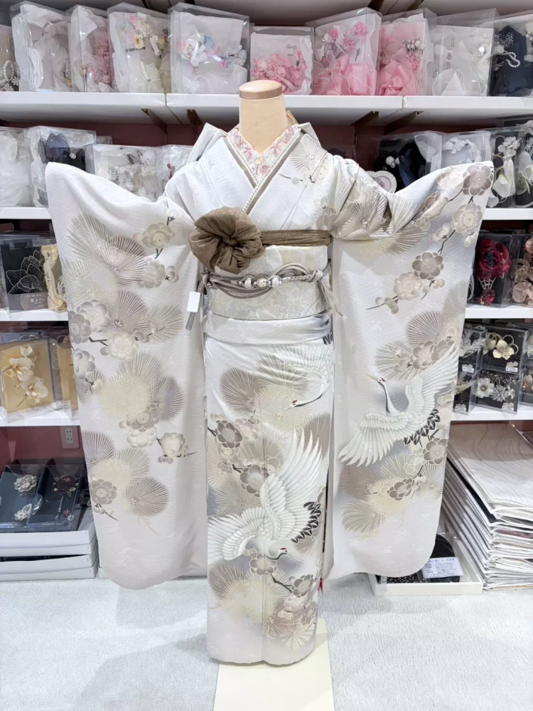 TAKAZEN姫路店のグレー系くすみカラーで松柄・鶴柄が入ったエレガントなお振袖　パールやラメを合わせた大人っぽいお振袖