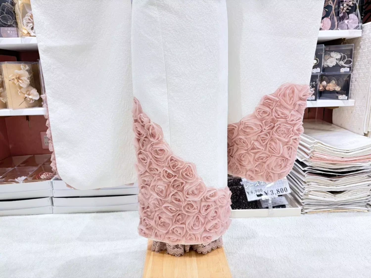 姫路のTAKAZEN姫路店で取り扱う淡色系ローズ振袖。立体フラワー装飾、くすみピンク配色、ホワイトベースのデザインで、人と被らない大人ガーリーな成人式向け振袖コーディネート