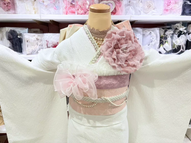 姫路のTAKAZEN姫路店で取り扱う淡色系ローズ振袖。立体フラワー装飾、くすみピンク配色、ホワイトベースのデザインで、人と被らない大人ガーリーな成人式向け振袖コーディネート