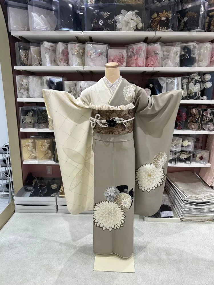 TAKAZEN姫路店　姫路市　成人式　卒業式　袴　振袖　イマドキ振袖　キラキラ　レトロ振袖　方身代わり振袖姫路　シンプル振袖姫路　白ベージュ振袖タカゼン　