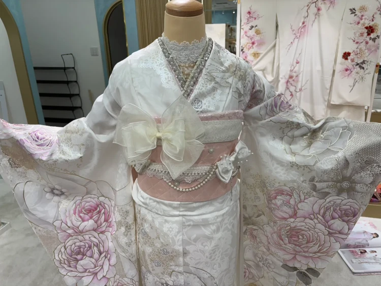 振袖レンタル　成人式　なんば　心斎橋　天王寺　大阪　人気ヘップバーン最新作　コスメカラー　白ピンク　薔薇柄/リボン柄　一番かわいい　ガーリー　キラキラ　スワロフスキー・パール付き　香音