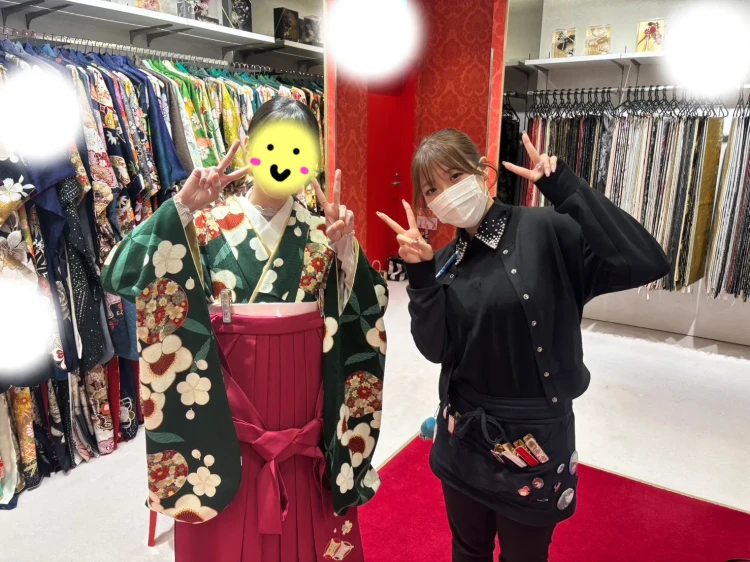 梅田店で緑色の袴を試着するお客様の様子