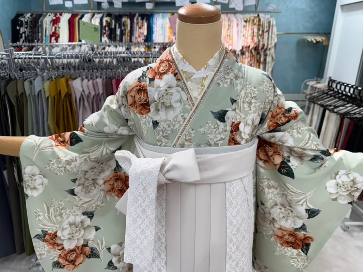 袴くすみカラー前撮り　袴　撮影会　大阪　なんば　心斎橋　人気Heatherブランド袴　ミントグリーン　椿柄　アンティーク調　かわいい　フェミニン　おしとやか　レース素材袴