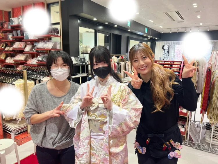 梅田本店でくすみピンクの振袖を試着するお客様の様子