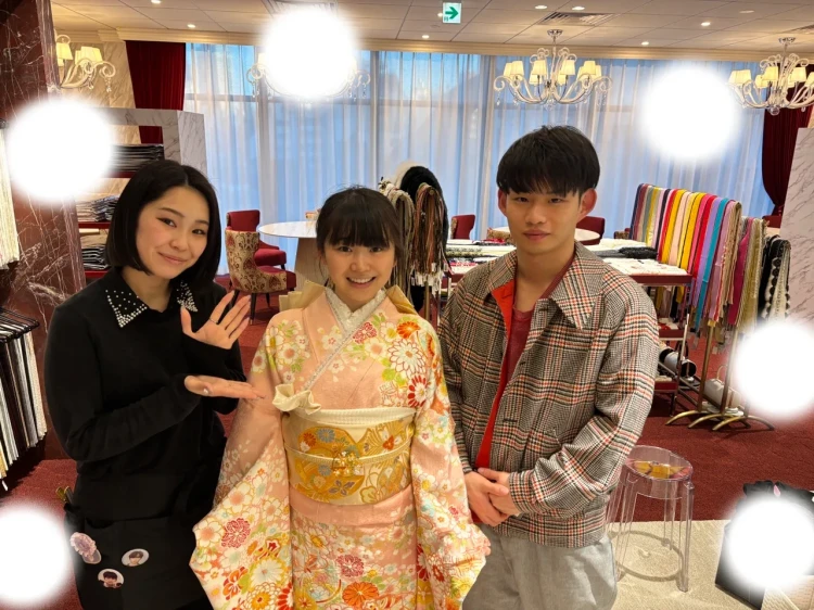 TAKAZEN東京表参道店Flagshipでピンク色のお花が沢山あるかわいいお振袖を試着するお客様の様子