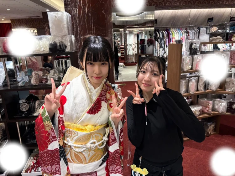 東京　表参道　成人式　振袖　振袖レンタル　エレガント　大人っぽい振袖　白地　金のバラ　立体バラ　目立つ