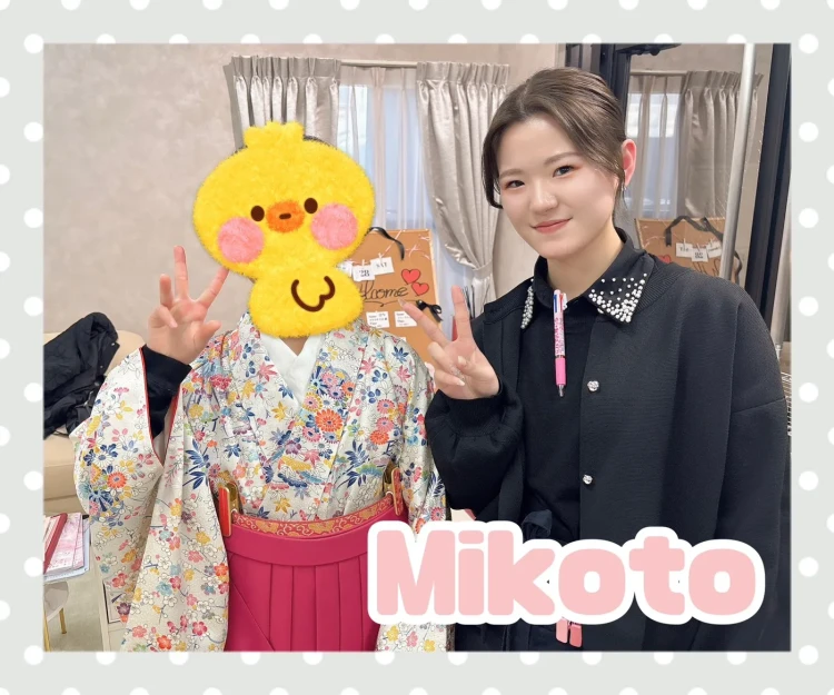 持ち込みの着物にTAKAZENの袴を試着しているお客様の様子