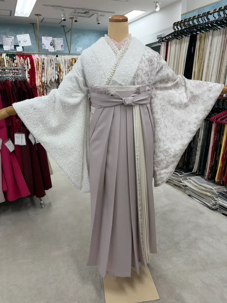 袴レンタル前撮り　袴　撮影会　大阪　なんば　心斎橋　人気くすみカラーガーリー　白/淡い色　シャギー素材　かわいい　女の子らしい　フェミニン　レース