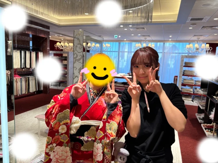 TAKAZEN東京表参道店Flagshipで赤色で華やかなかわいいお振袖を試着するお客様の様子