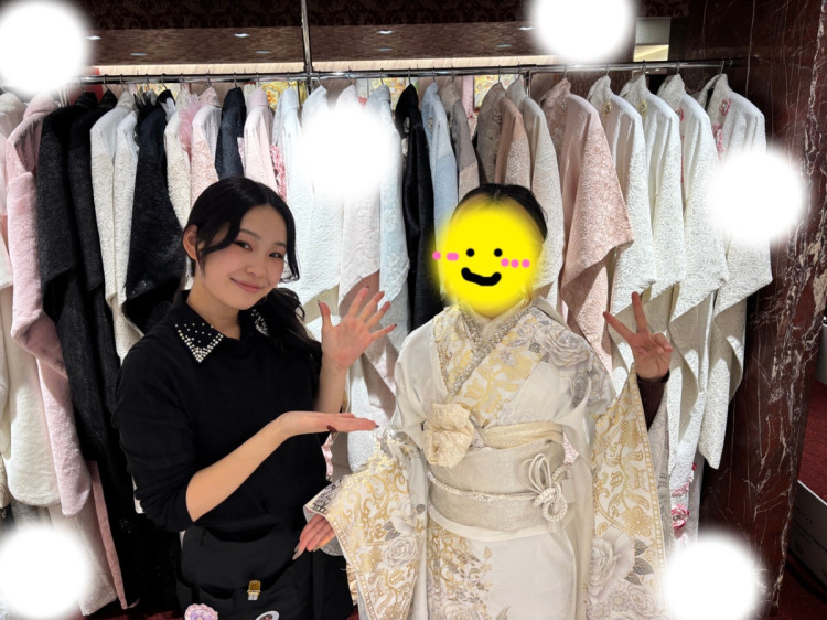 東京　表参道　成人式　振袖　振袖レンタル　エレガント　大人っぽい振袖　白地　金のバラ　立体バラ　目立つ