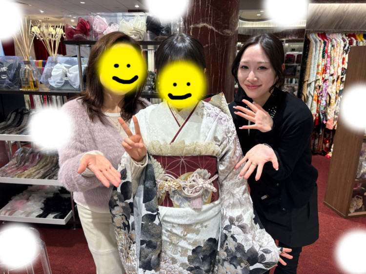 東京　表参道　成人式　振袖　振袖レンタル　エレガント　大人っぽい振袖　白地　金のバラ　立体バラ　目立つ
