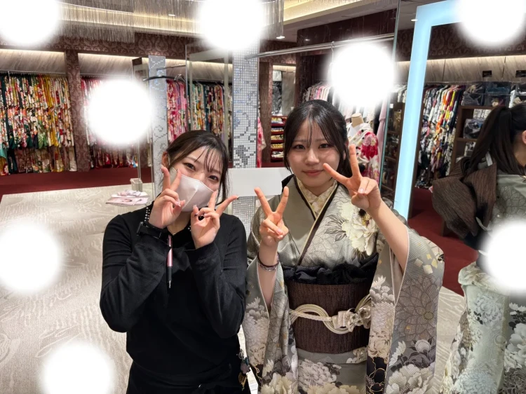 TAKAZEN東京表参道店Flagshipで緑色のメーカーブランドの振袖をご契約いただいたお客様の紹介。桜色のかわいいお振袖