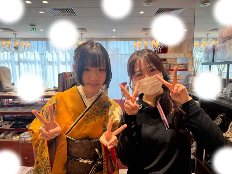 TAKAZEN東京表参道店Flagshipでからし色のヴィンテージ振袖　2027年成人式振袖レンタル検討中のお客様試着写真