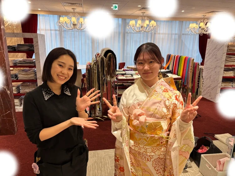 TAKAZEN東京表参道店Flagshipでピンクやオレンジのプレミアム古典、花柄の振袖をレンタルでご契約いただいたお客様の紹介。