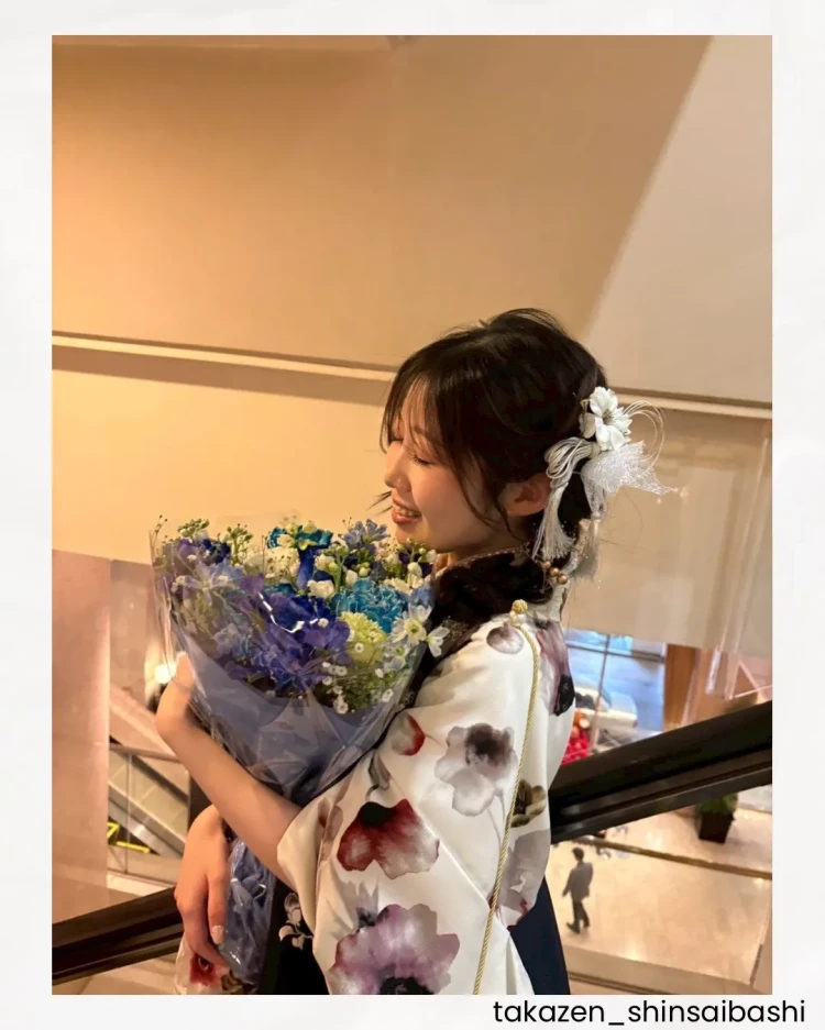 タカゼン心斎橋店お客様の卒業式袴写真JAPANSTYLE×中村里砂ブランド小振袖ネイビー袴