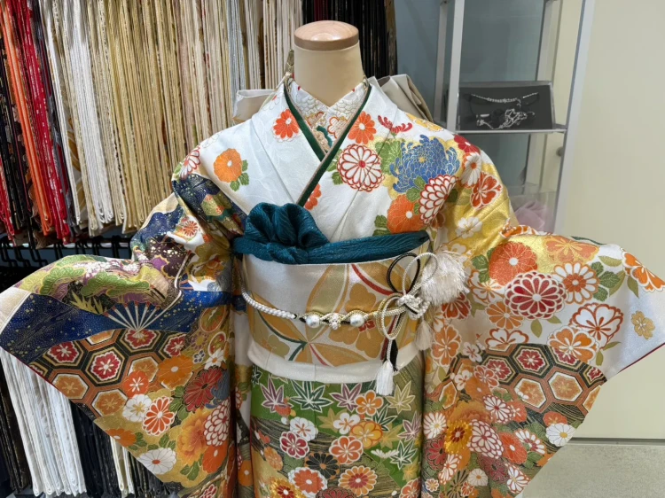 堺市成人式振袖レンタルできるシンプルで大人っぽい鶴柄のくすみエレガントの振袖コーディネートご紹介