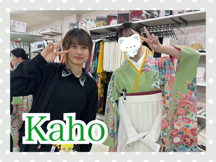 持ち込み着物とTAKAZENの袴を使ったコーディネートを試着するお客様の様子