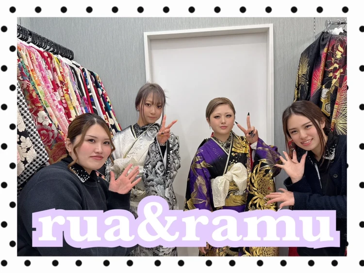 ギラギラかっこいいジャパンモードの振袖をお友達同士でコーデしているお客様の様子