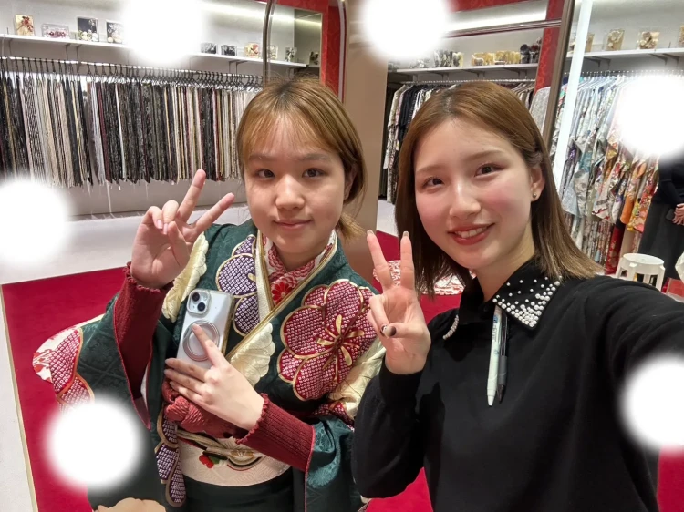 大阪成人式で緑色の古典柄お振袖をご着用するお客様の様子