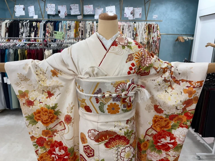 お写真映えするクリームベースの赤色ワンポイントの正統派古典のお振袖のご紹介