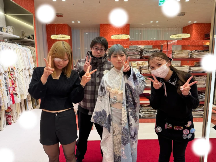 大阪梅田店で玉城ティナちゃんのお振袖をご着用するお客様の様子