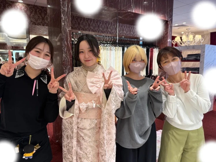 TAKAZEN東京表参道店Flagshipでピンクのキラキラシュシュお振袖でフォトプランを契約いただいたお客様の紹介