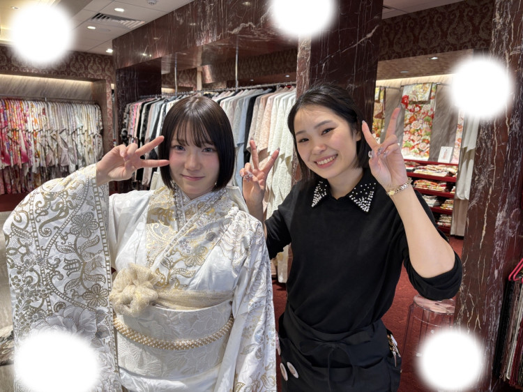 TAKAZEN東京表参道店Flagshipで白と金色のローズ柄の振袖をご契約いただいたお客様の紹介