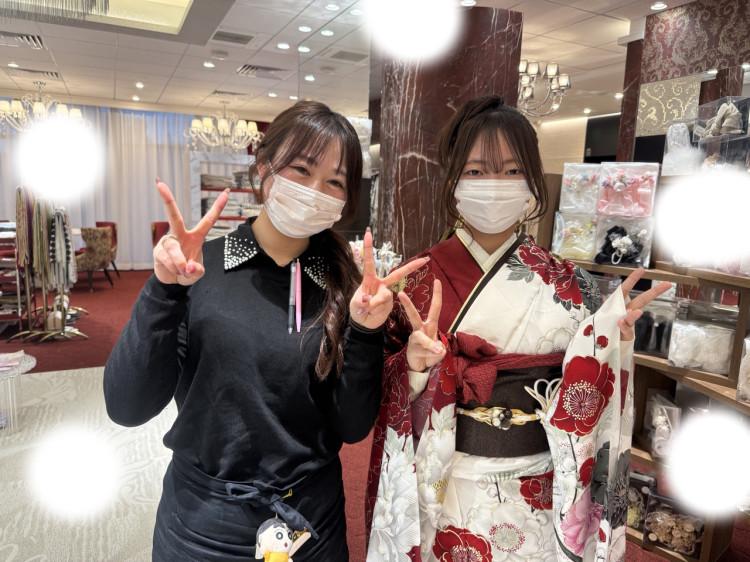 TAKAZEN東京表参道店Flagshipで赤や黄色の古典、レトロ柄の振袖をご契約いただいたお客様の紹介