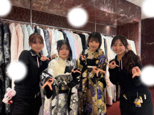 TAKAZEN東京表参道店Flagshipで黒色のキラキラモードの振袖をご試着いただいたお客様の紹介