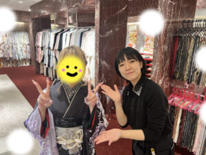 TAKAZEN東京表参道店Flagshipで紫のかわいい振袖、花柄の振袖をご契約いただいたお客様の紹介