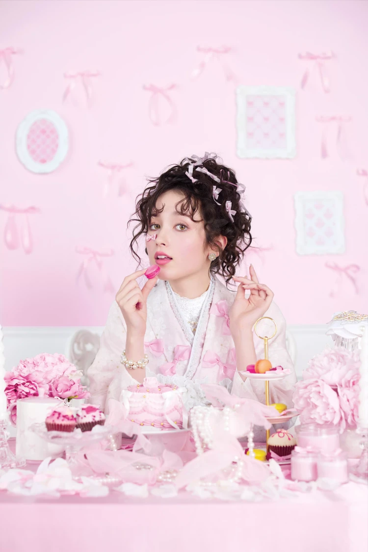 TKAZEN姫路店のTKAZENオリジナル振袖。ラメ生地に花レースとオーガンジーを重ねた三層構造のガーリでキュートな振袖。リボンコーデが可愛い成人式振袖。