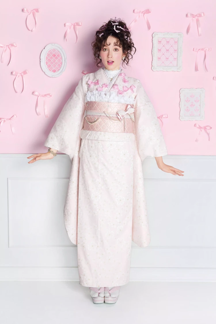 TKAZEN姫路店のTKAZENオリジナル振袖。ラメ生地に花レースとオーガンジーを重ねた三層構造のガーリでキュートな振袖。リボンコーデが可愛い成人式振袖。