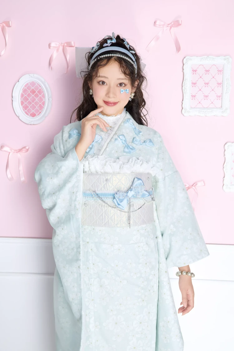 TKAZEN姫路店のTKAZENオリジナル振袖。ラメ生地に花レースとオーガンジーを重ねた三層構造のガーリでキュートな振袖。リボンコーデが可愛い成人式振袖。